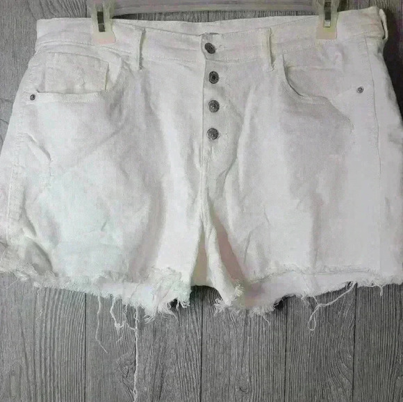 Old Navy Boyfriend fit Mid rise button down women's jean shorts. - Picture 1 of 7